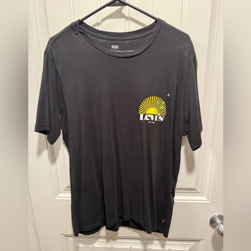 Levis Black with Yellow T Shirt